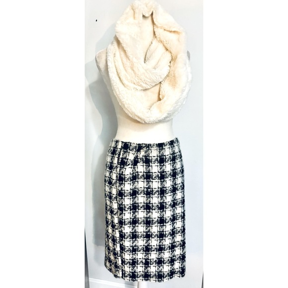 Fuzzy wool pencil skirt knee length in black and white houndstooth- Size 6 - Picture 4 of 11